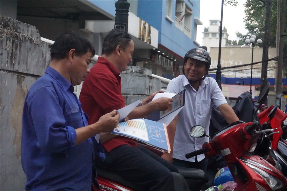 Phụ huynh xem đáp án môn Toán trong lúc chờ đón con chiều 26.5