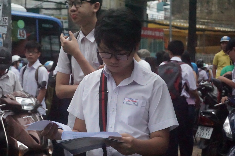 Thí sinh xem lại đề thi