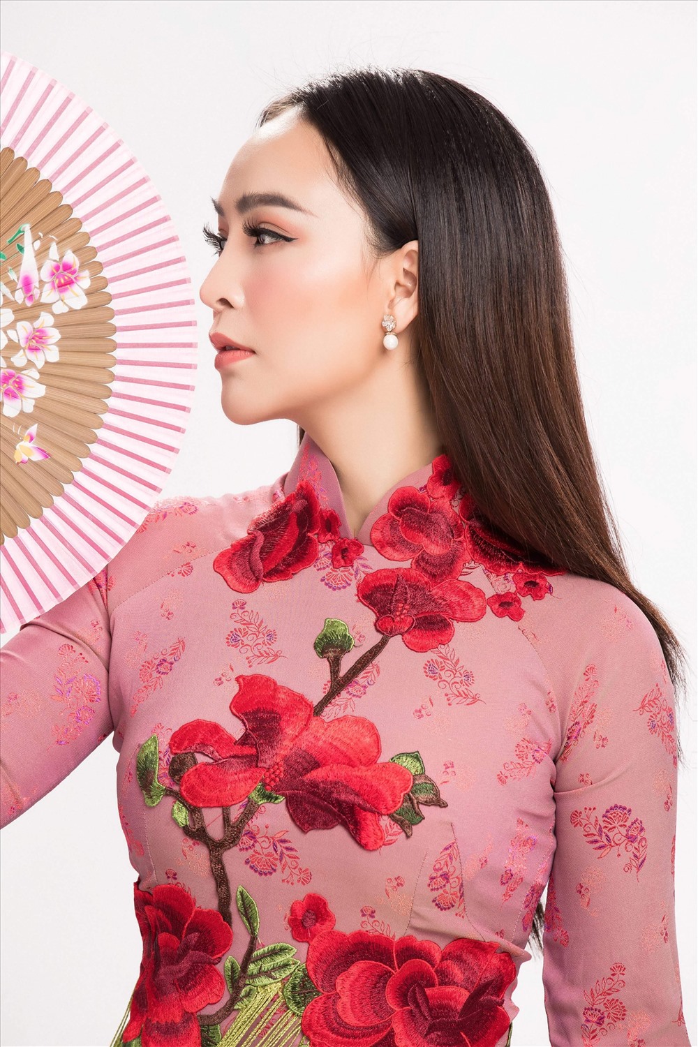 Cô gái sở hữu gương mặt sáng, giọng ca thanh thoát