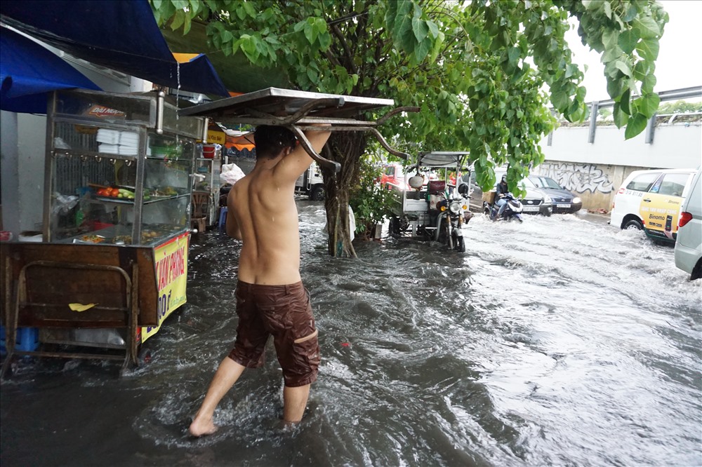 Cuộc sống người dân nơi đây bị đảo lộn.