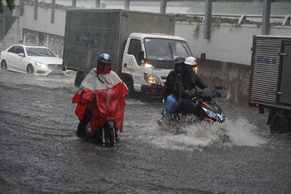 Khoảng 14h30, cơn mưa lớn bắt đầu trút xuống các quận tại TPHCM như: Thủ Đức, Q.9, Bình Thạnh, Q.2,... . Bầu trời trở nên xám xịt, nhiều phương tiện phải bật đèn.