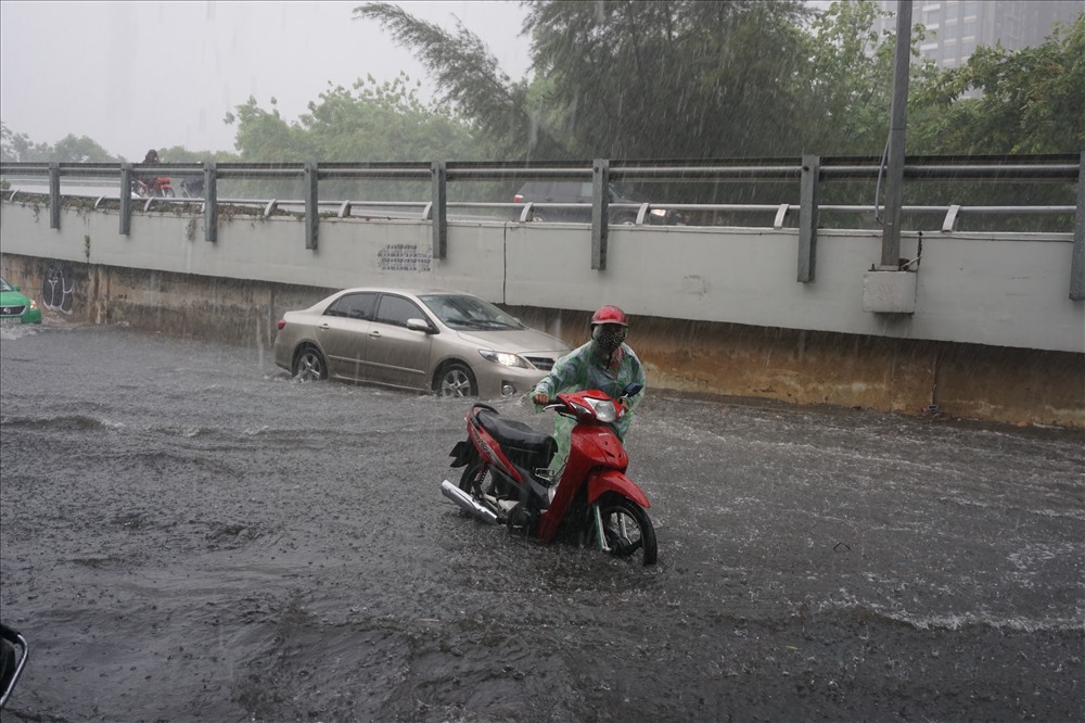 Xe chết máy, nhiều người phải chấp nhận dắt bộ qua đoạn ngập trên đường Nguyễn Hữu Cảnh.