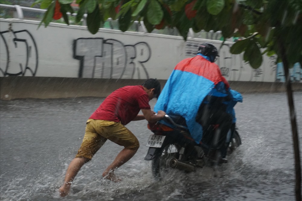 Một thanh niên sống gân đó ra đường đẩy xe chết máy giúp người dân.
