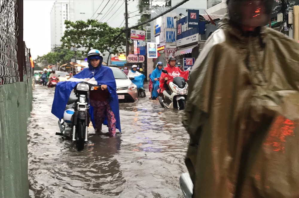 Xe cộ qua đây bị chết máy phải dẫn bộ.