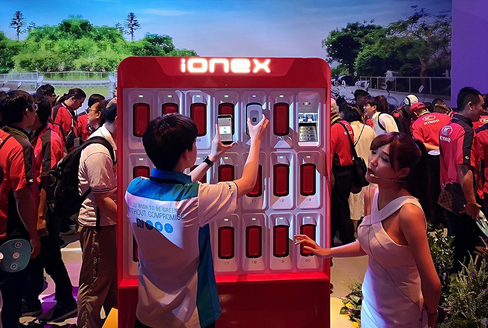 Kết nối smartphone với trạm sạc để theo dõi thông tin.