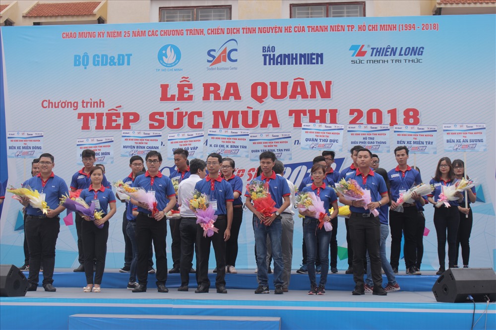 Đại diện Ban Tổ chức tặng hoa cho các đội trưởng của mùa tiếp sức năm nay