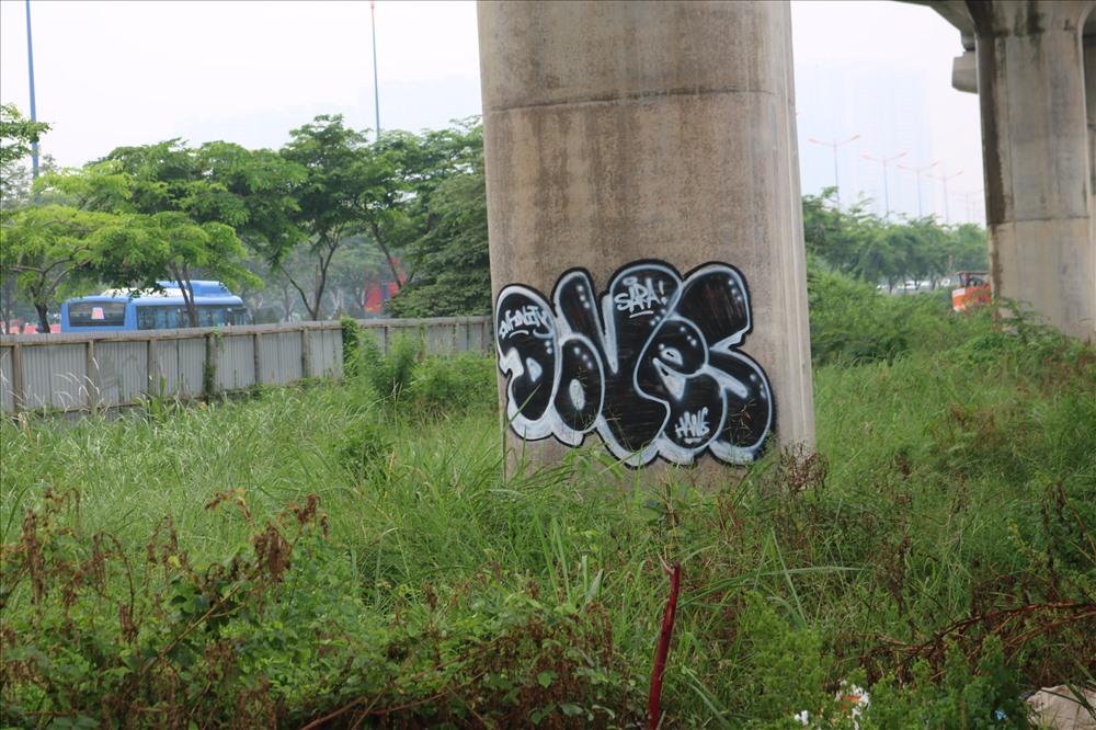 Dù được bao bọc bởi rào chắn nhưng trụ metro vẫn không tránh khỏi bị bôi bẩn