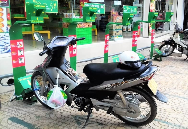 Cửa hàng có bãi sân trước khá rộng nên rất phù hợp để thử nghiệm mô hình giữ xe mới này