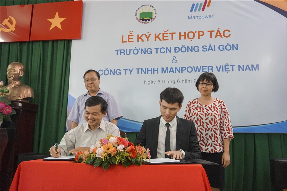 DN và nhà trường ký kết hợp tác nhằm mang đến nhiều cơ hội việc làm hơn cho sinh viên