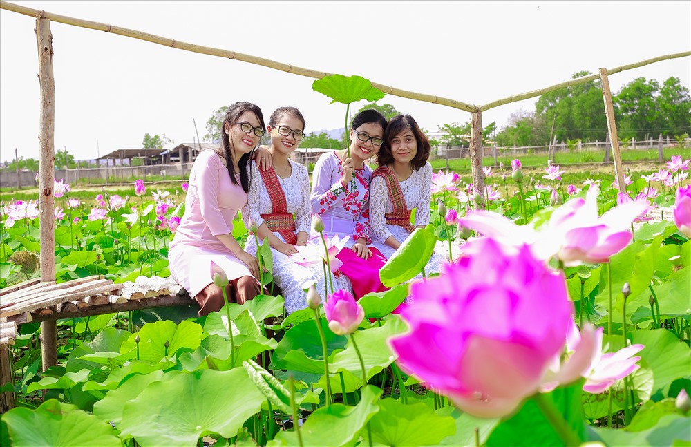 Các cô thiếu nữ trong bộ đồ truyền thống của dân tộc Chăm duyên dáng bên đóa sen (Nguồn: Báo Anh Ty)