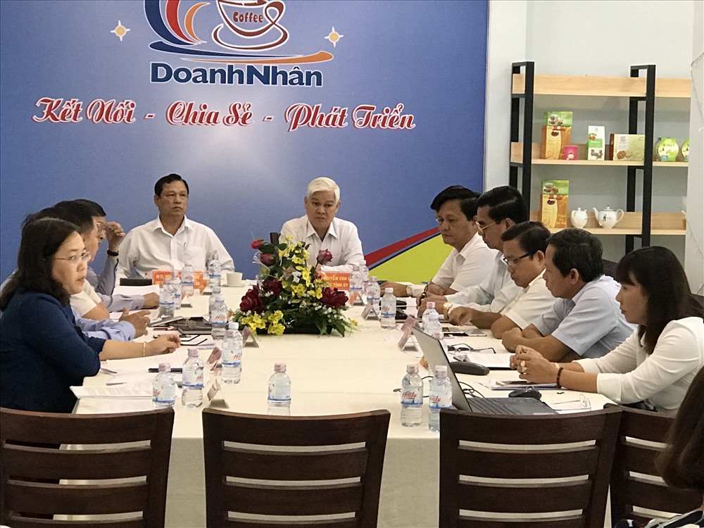 Lãnh đạo tỉnh Bình Phước trong thời gian gần đây, thường xuyên tiếp xúc, đối thoại với doanh nghiệp để thu hút đầu tư vào tỉnh. Ảnh: B.P