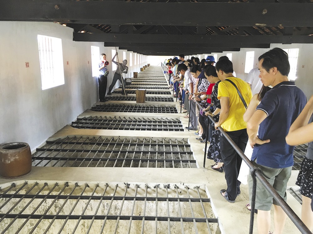 Hàng ngàn khách du lịch đổ về Côn Đảo để được trải nghiệm nơi “địa ngục” lẫn “thiên đường” hạ giới - Ảnh: HUYỀN TRÂN