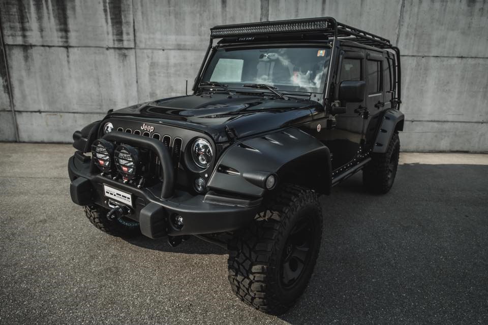 Chiếc Jeep Wrangler được sơn mờ đen, vô cùng cá tính, mạnh mẽ