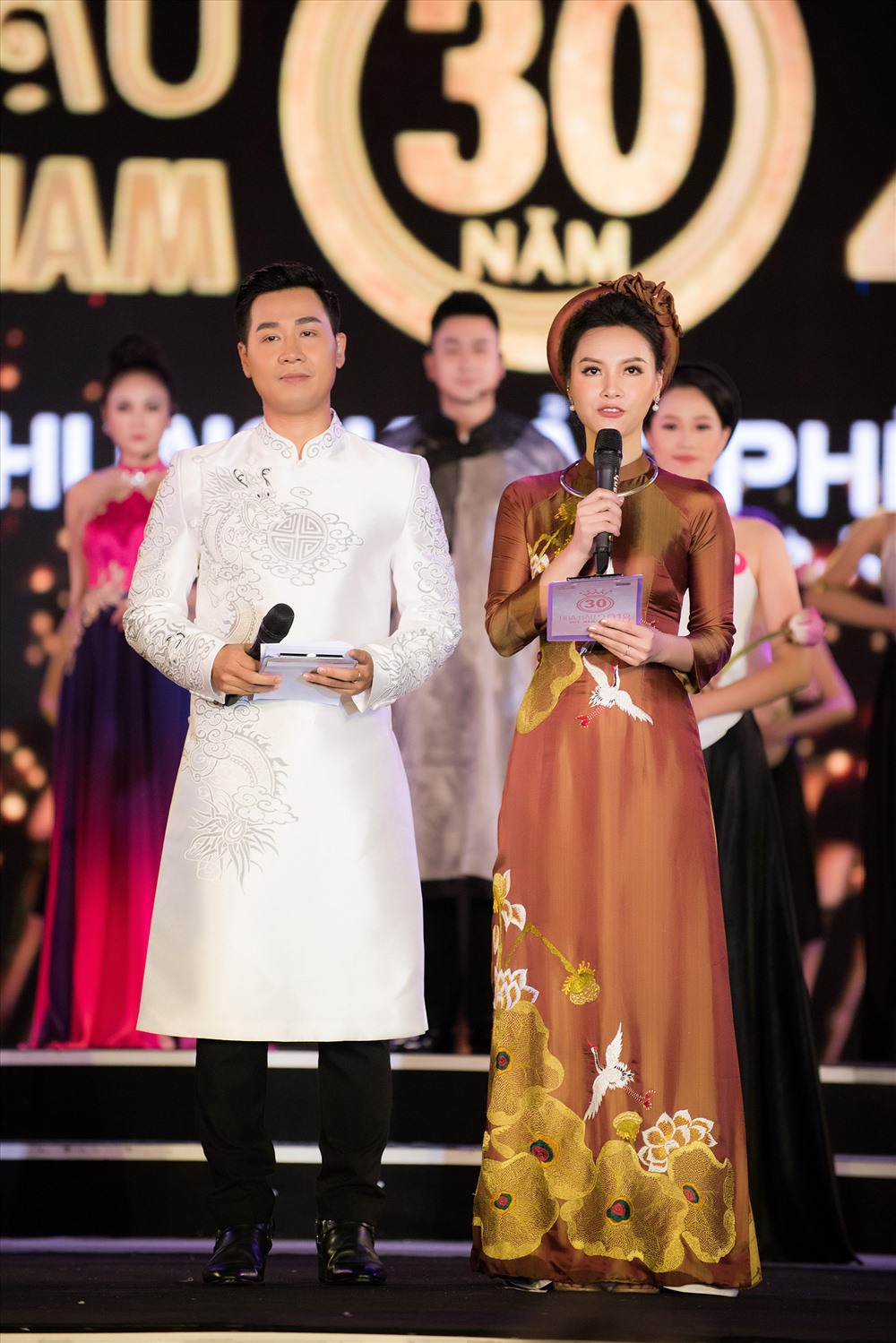 Nguyên Khang đảm nhận vai trò dẫn chương trình bên cạnh MC xinh đẹp Minh Hà.