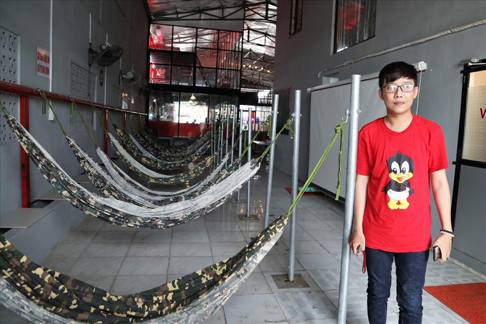 Vũ bên dãy võng để bà con chăm bệnh có nơi ăn nghỉ 24/24. Ảnh: Trường Sơn