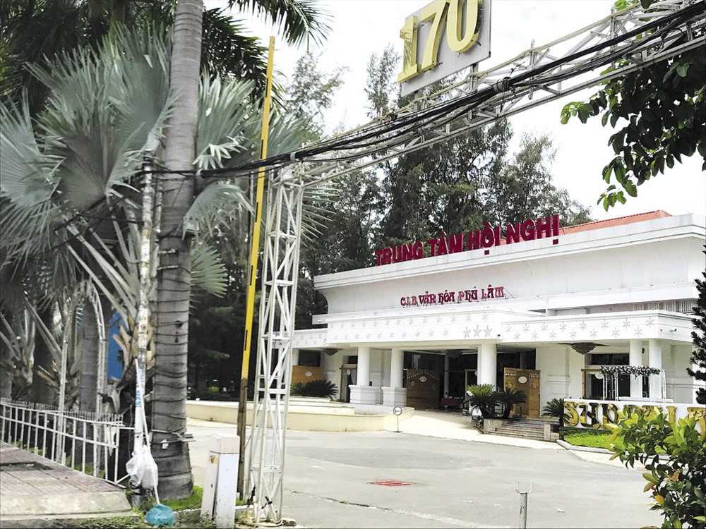 Nhà hàng tiệc cưới xây trên đất Công viên Phú Lâm, Q.6, TPHCM. Ảnh: MINH QUÂN