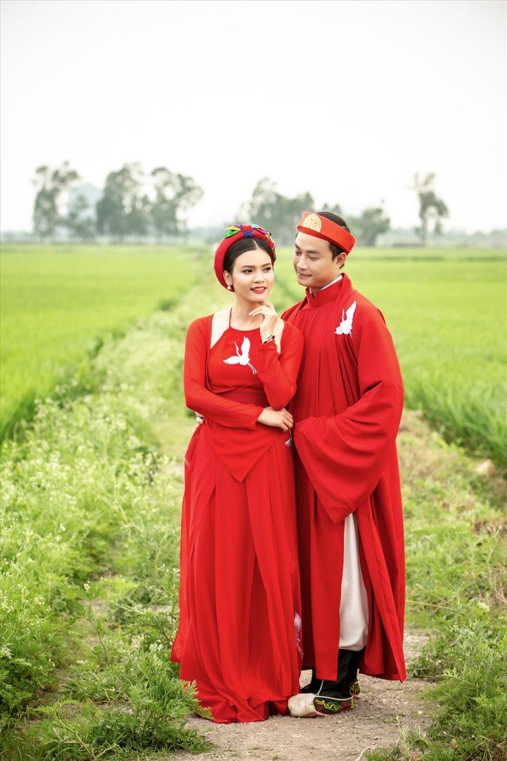 Phương Thảo - Tiến Lộc có những cảnh quay tình tứ. Ảnh: HBN.
