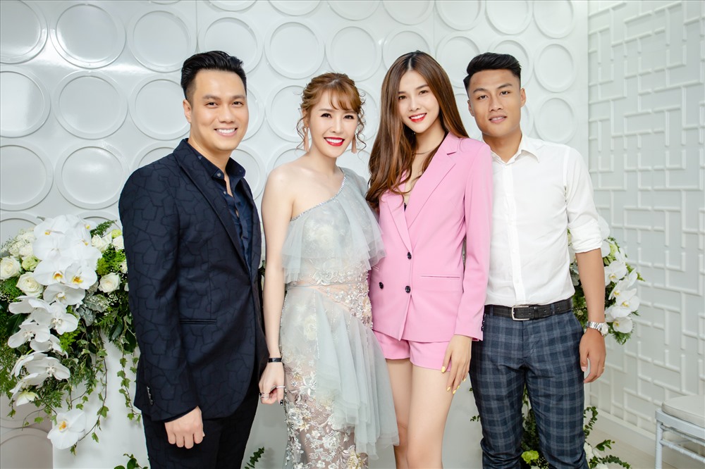 Đến chúc mừng Quế Vân và Việt Anh còn có vợ chồng cầu thủ Mạc Hồng Quân - Kỳ Hân.
