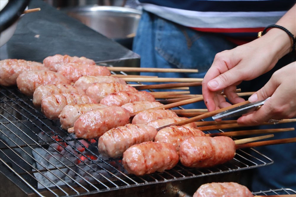 Nem bò nướng sả là lựa chọn đầu tiên khi bước vào chợ Hồ Thị Kỷ