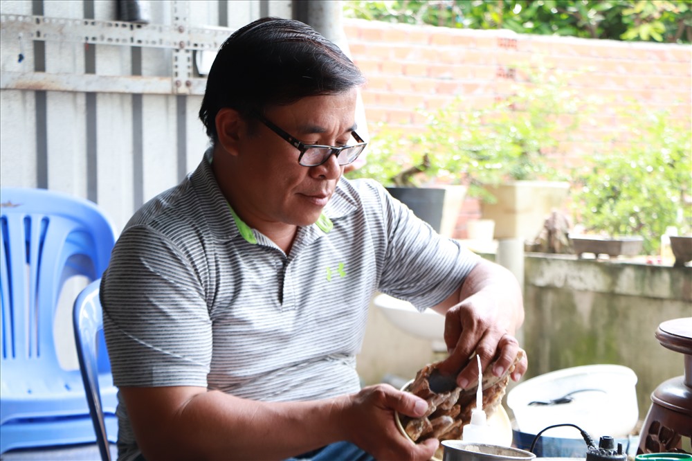 Nghệ nhân Lâm Ngọc Vinh ngoài việc trồng bonsai còn thiết kế các tiểu cảnh sân vườn, các hòn non bộ mini để làm tăng thêm giá trị bonsai