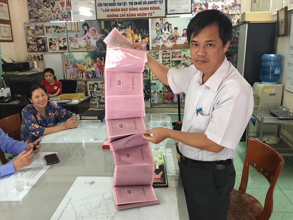 Hộ khẩu cho 341 cháu tại đại gia đình Trung tâm nhân đạo Quê Hương. Ảnh: C.H