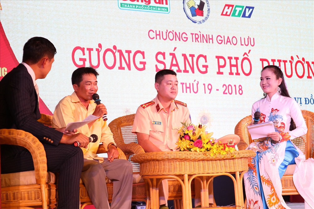 Giao lưu với anh Đinh Minh Cảnh và Thượng úy Vũ Đình Nam