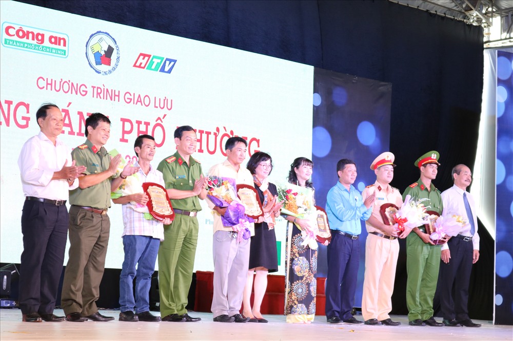 Tặng hoa cho 5 gương mặt tiêu biểu