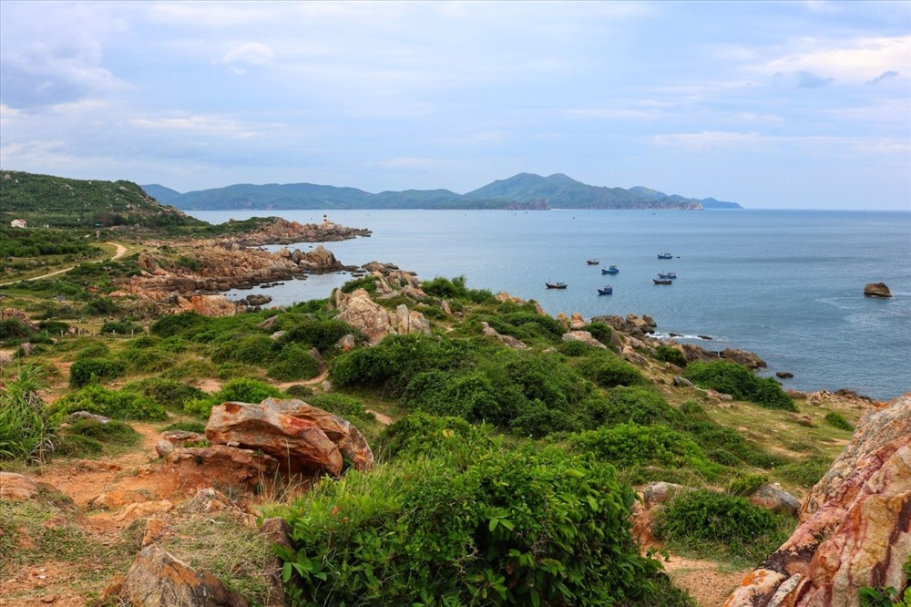 Gành đá thô sơ, khung cảnh trữ tình bình yên, bầu trời cao vợi cùng với biển xanh bát ngát làm nên sức hấp dẫn của Gành Đèn.