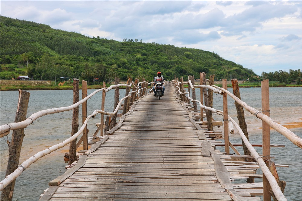 Cầu Ông Cọp được xây dựng hoàn toàn bằng gỗ và tre