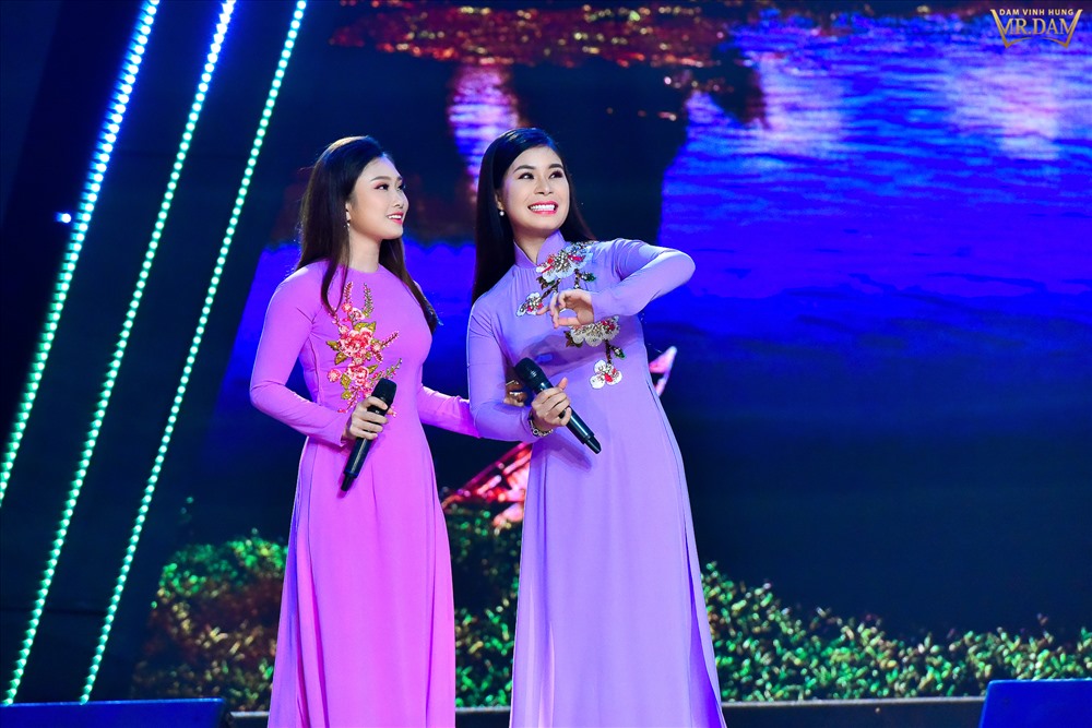 Linh Hoa (phải) trong “Tuyệt đỉnh tranh tài“.