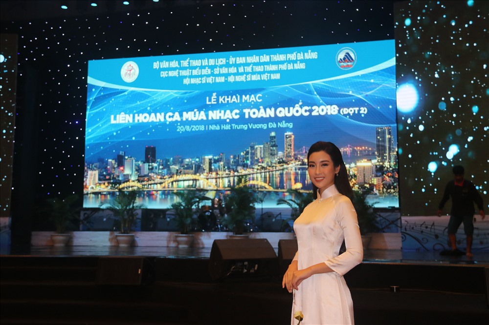 Hoa hậu Đỗ Mỹ Linh luôn giữ được phong thái nhẹ hàng, quyến rũ.
