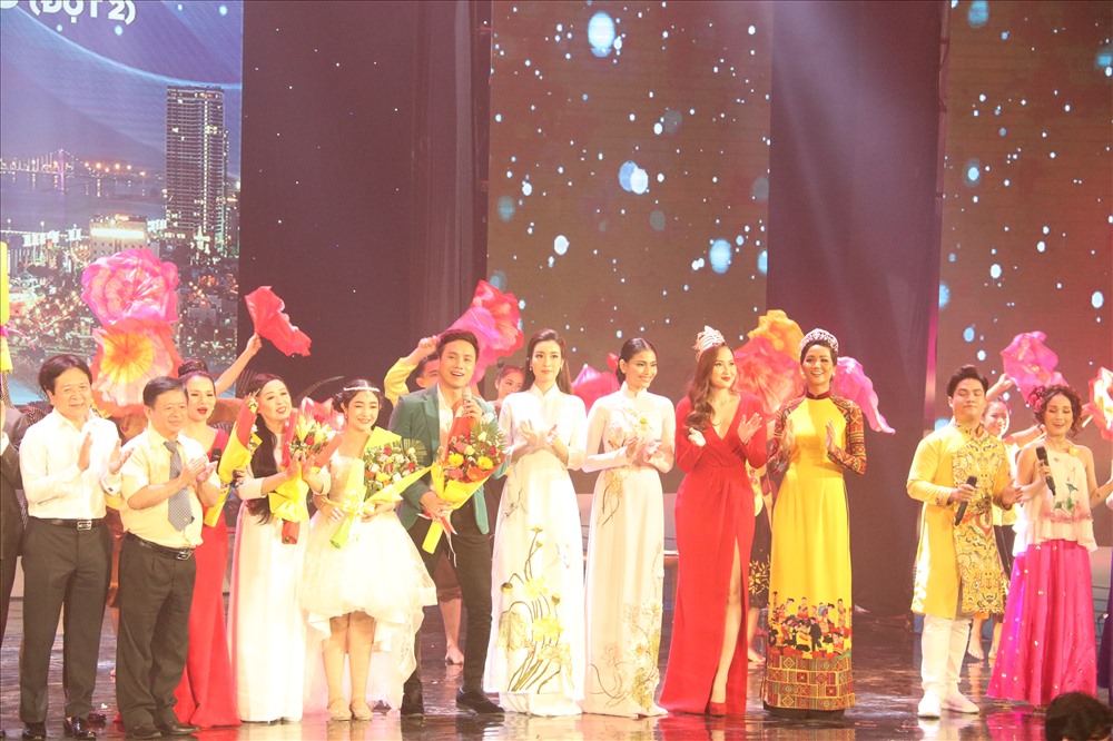 Hoa hậu H'Hen Niê, Hoa hậu Đỗ Mỹ Linh và Á hậu Trương Thị May nhiệt tình giao lưu với khán giả.