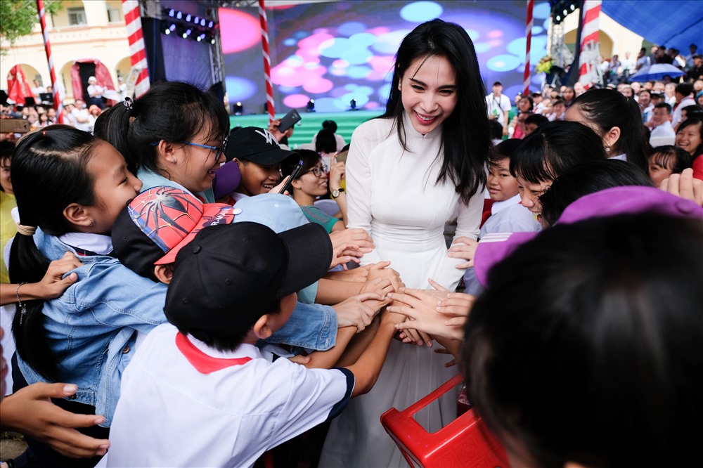 Ca sĩ Thuỷ Tiên hạnh phúc khi được các em nhỏ chào đón.