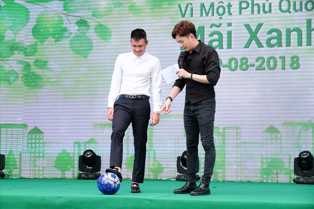 Cựu cầu thủ Công Vinh cũng góp mặt tại sự kiện và không ngại trình diễn những đường bóng đẹp dành tặng cho các em nhỏ.