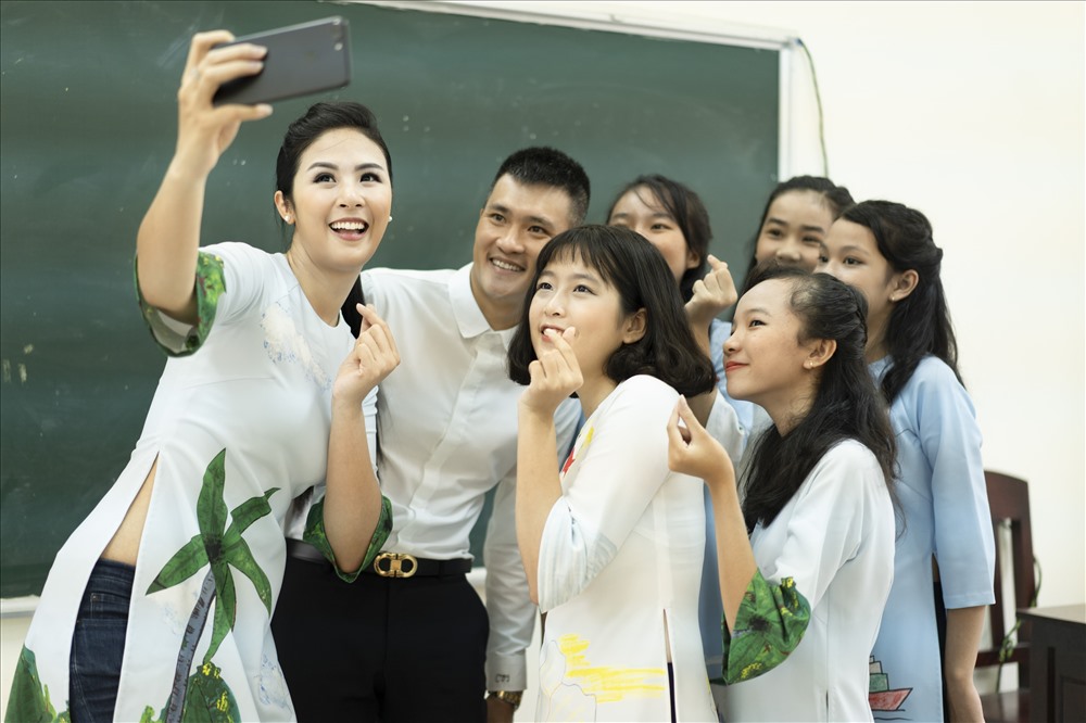 Hoa hậu Ngọc Hân khá thân thiết với cầu thủ Công Vinh. Ảnh: Benny Phan.