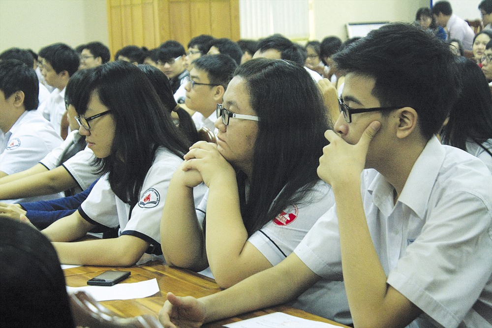 Hiện nay, ngoài khoản học phí, học sinh còn đóng thêm những khoản khác. Ảnh: CTV