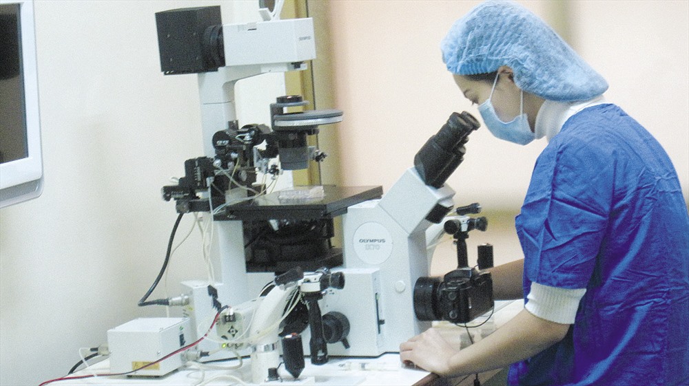 Các bước tiến hành xét nghiệm, lọc, bắt tinh trùng cho bệnh nhân hiếm muộn.