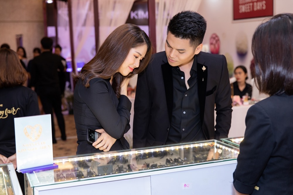 Hiếm khi xuất hiện cùng ông xã, Lê Phương và gây chú ý với khán giả bởi những tình cảm dành cho nhau.