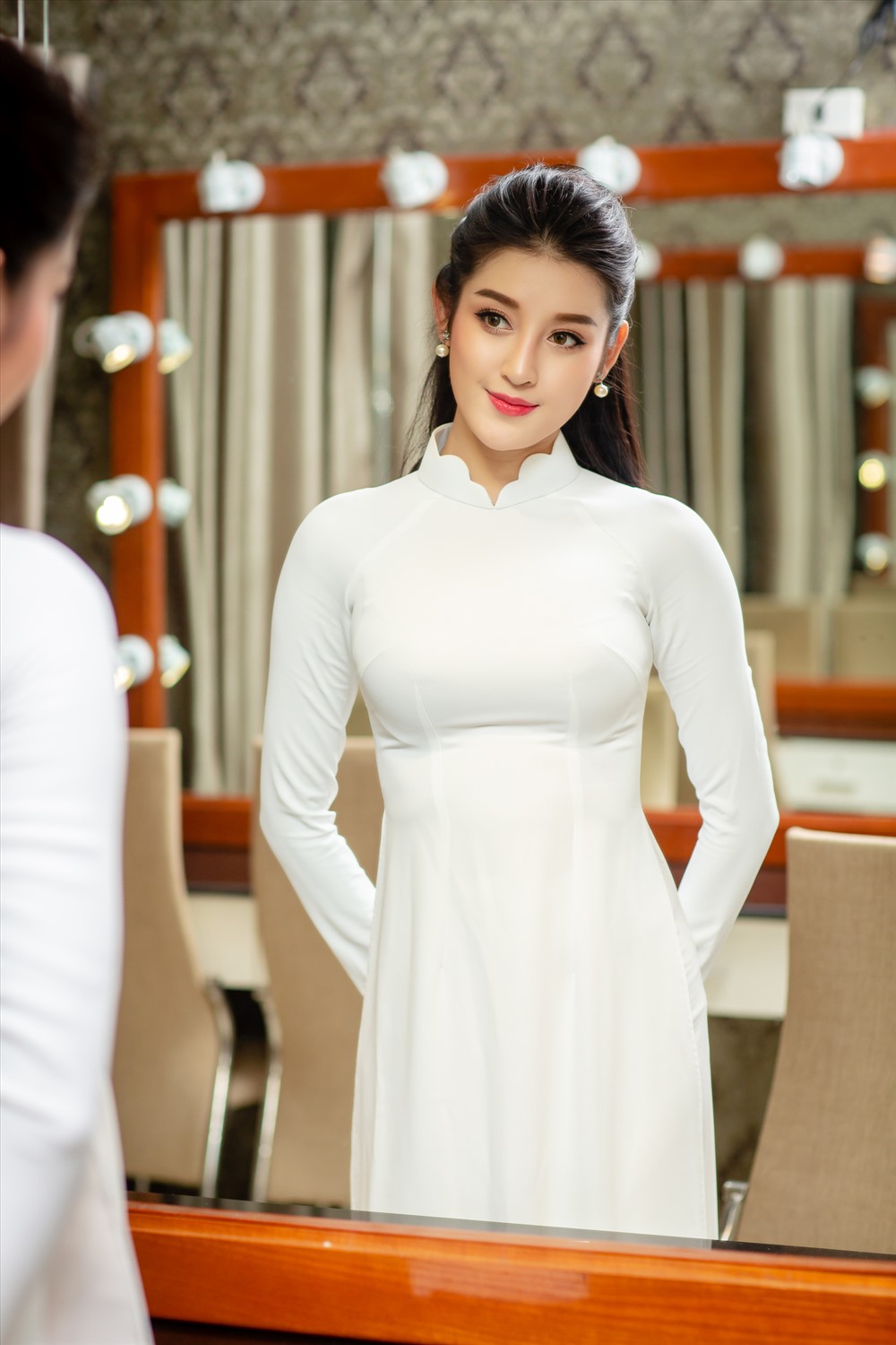 Á hậu Huyền My dịu dàng trong tà áo dài trắng. Ảnh: Thành Đạt.