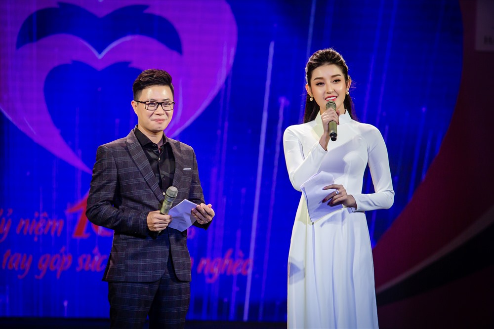 Theo đuổi nghiệp MC, người đẹp khá tự tin khi dẫn trong những chương trình lớn.