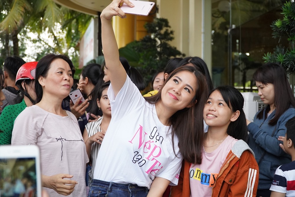 Sau bộ phim “Gạo nếp, gao tẻ“, diễn viên Lê Phương nhận nhiều sự chú ý và yêu mến của các bạn nhỏ. Ảnh: NVCC.