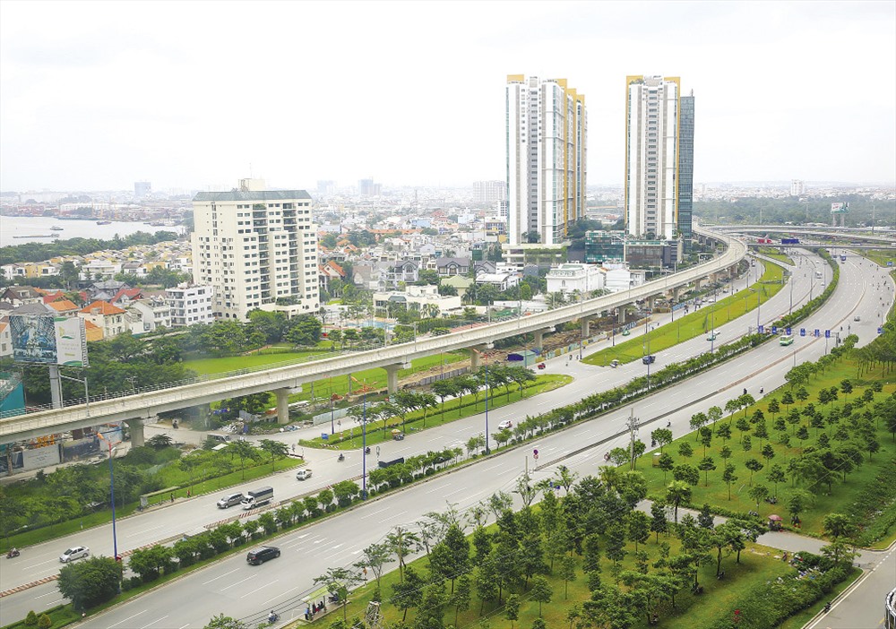 Tuyến metro Bến Thành - Suối Tiên (đoạn đi trên cao) uốn lượn dọc Xa lộ Hà Nội. Ảnh: M.Q