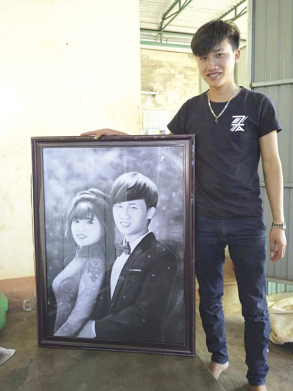 Nhiều bạn trẻ tìm đến nhờ anh Lâm vẽ hình cưới.