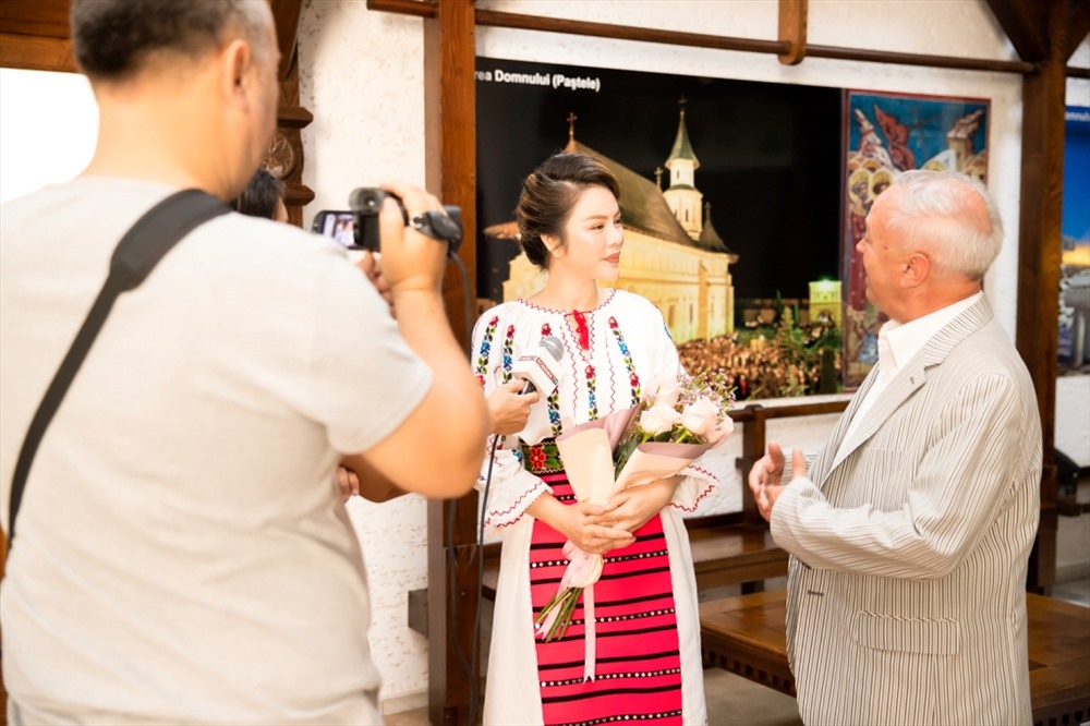 Lý Nhã Kỳ nhận được sự chú ý khi có chuyến công tác tại Rumani.