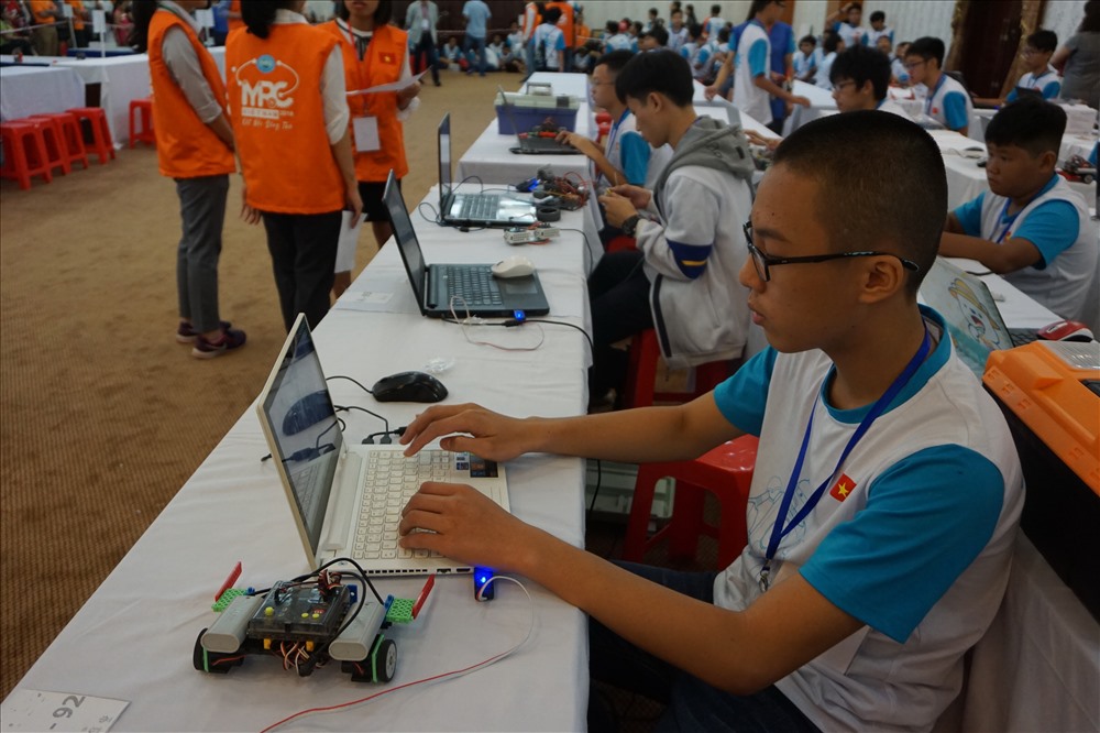 Các em học sinh lập trình robot để tham dự phần thi “Giải cứu cháy rừng“.