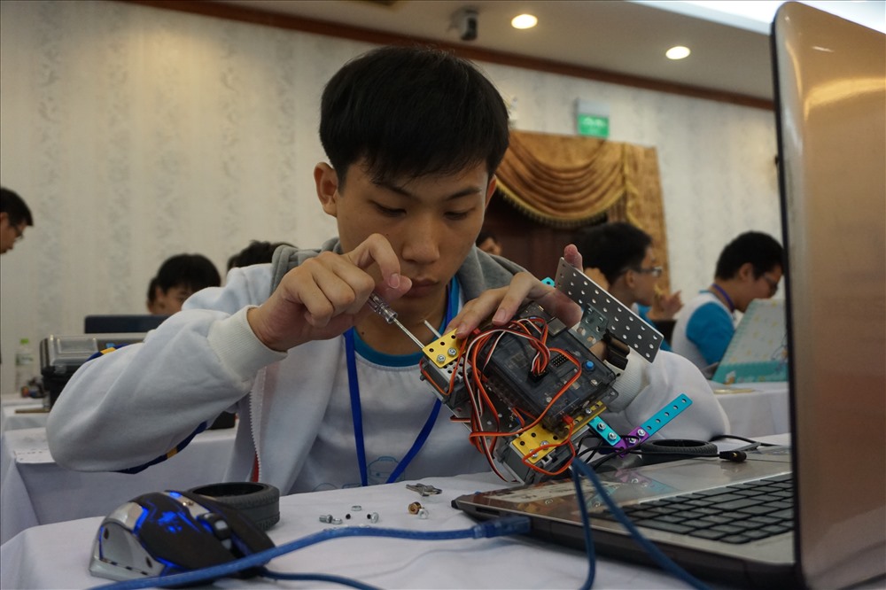 Các em ứng dụng các kiến thức đã học trên ghế nhà trường để lập trình và điều khiển robot thi đấu.