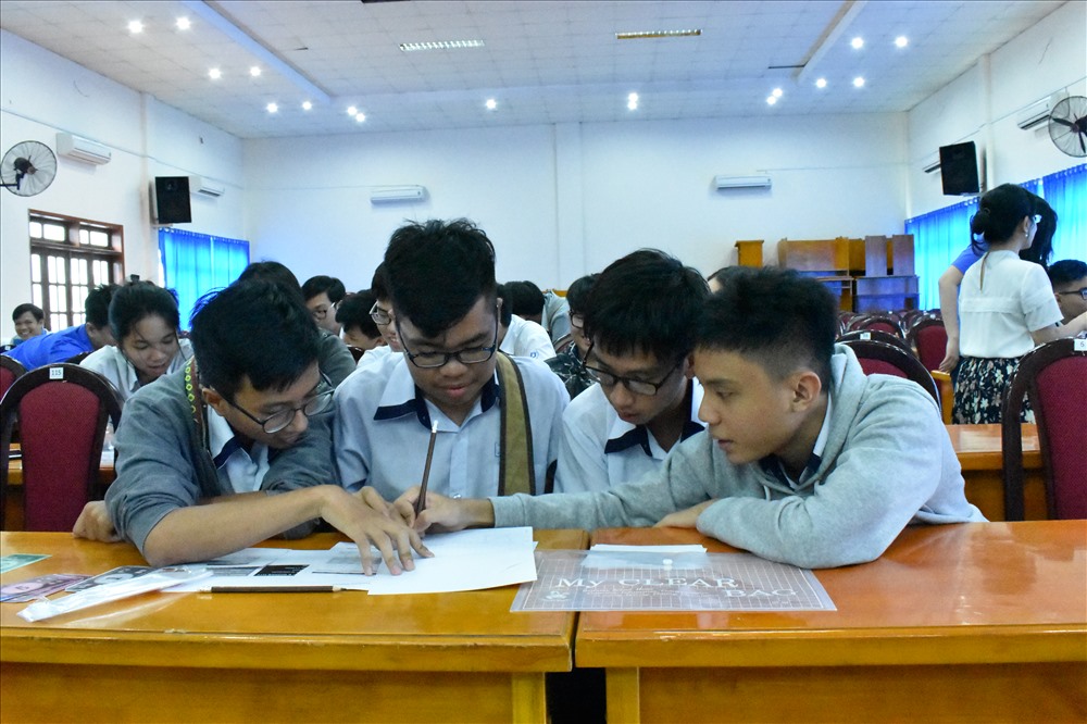 Các em học sinh chia thành từng nhóm và bàn bạc đưa ra chiến lược mua hàng cho đội của mình