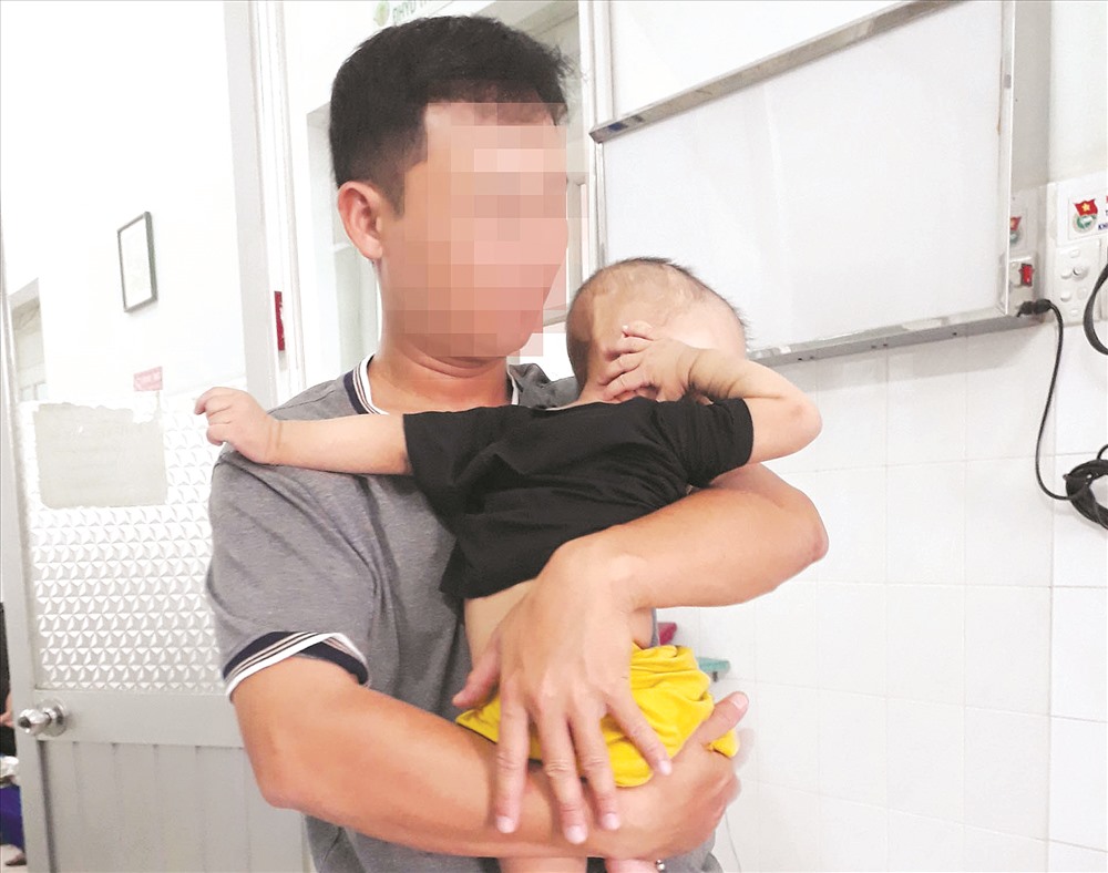 Nhiều trẻ bị biến dạng hộp sọ, kèm não úng thủy.