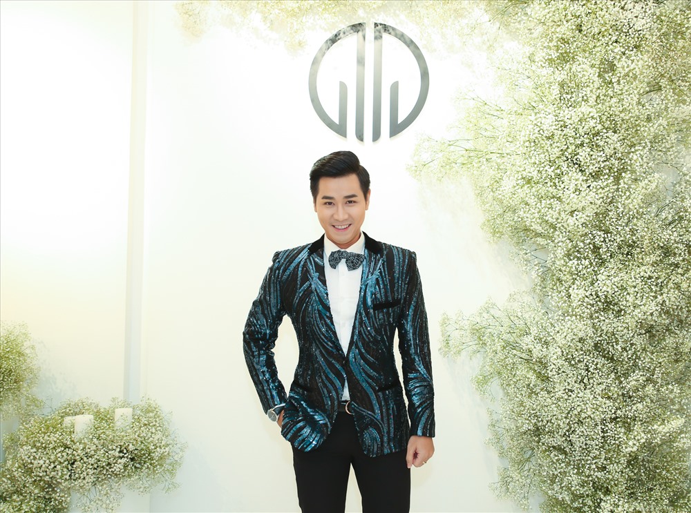 MC Nguyên Khang luôn duy trì phong cách thanh lịch, sang trọng suốt nhiều năm nay. Ảnh: T. L.