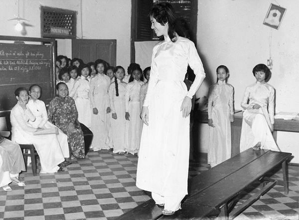 Một thời, mặc áo dài sẽ bị cho là... lăng loàn.